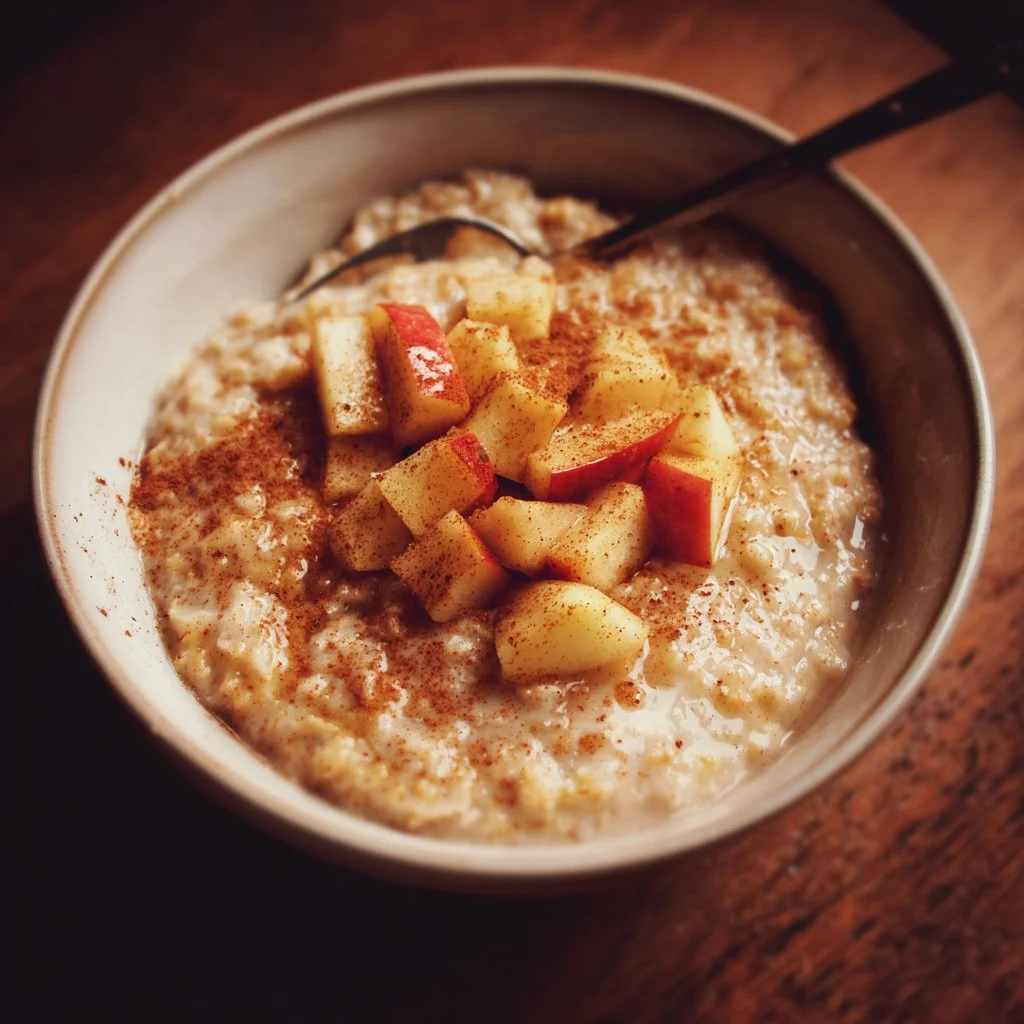Schüssel mit Apfel-Zimt-Porridge zur gesunden Ernährung am Morgen