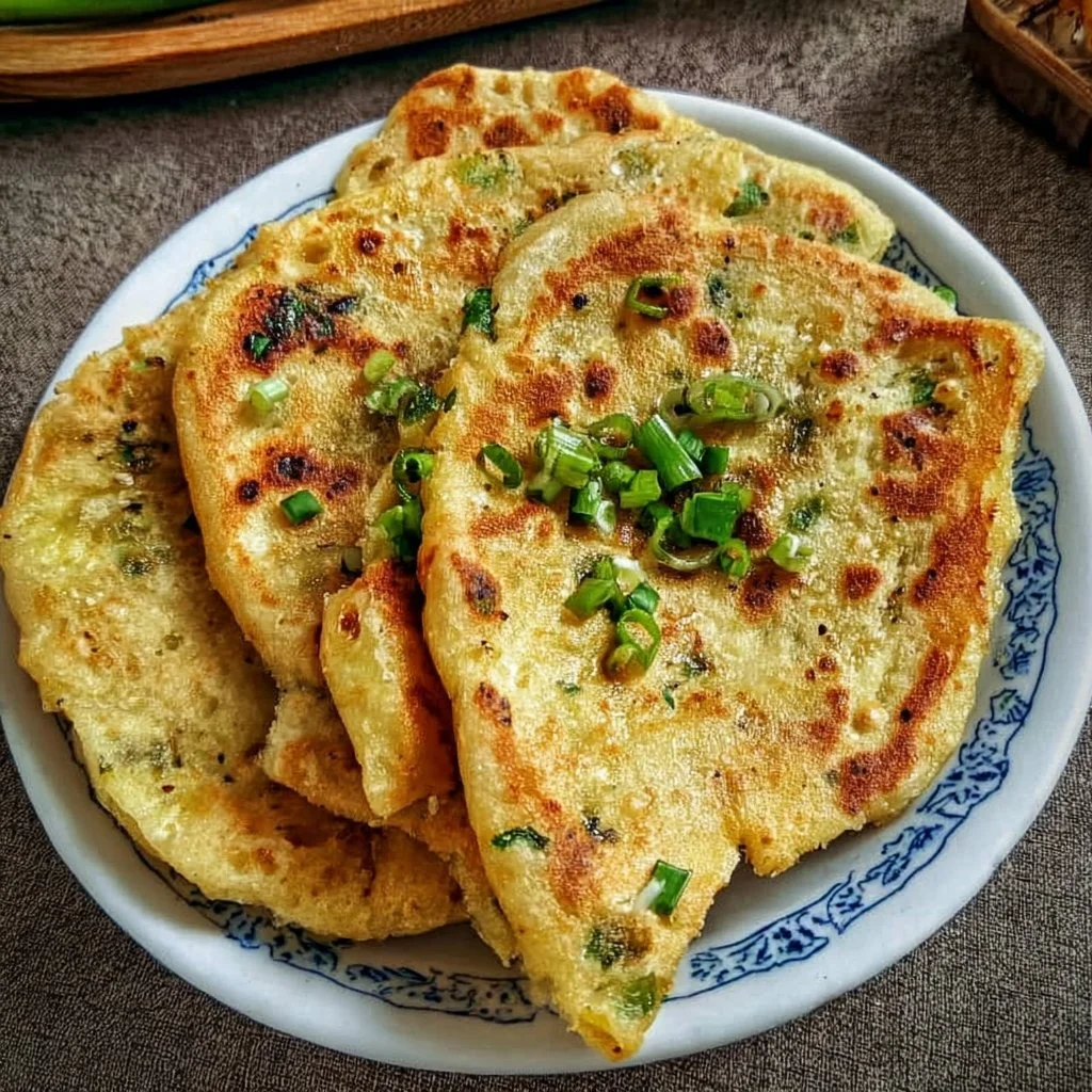 Pfannenbrot mit Frühlingszwiebeln auf einem Teller serviert